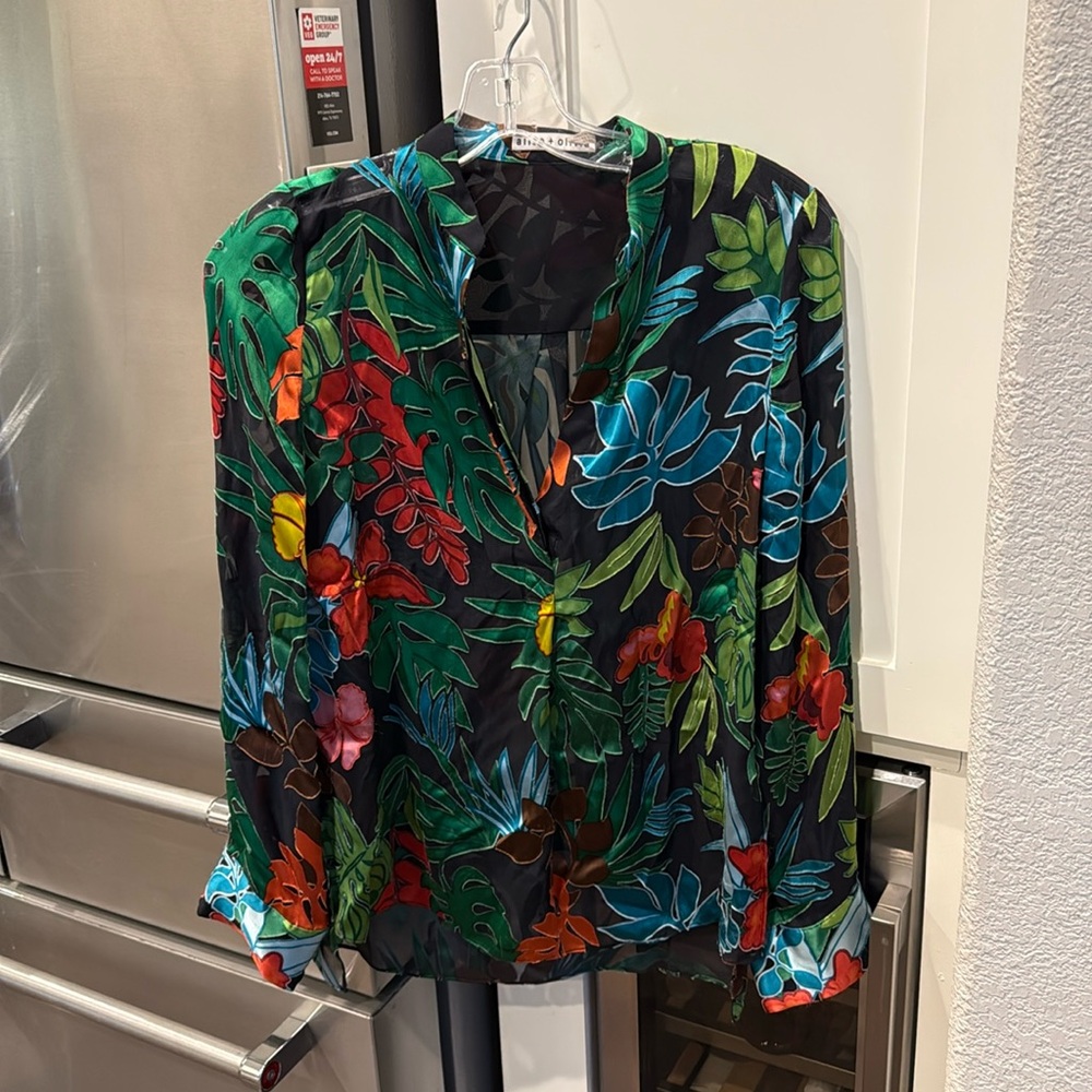 Alice + Olivia Floral Print Plunge Neckline Blouse in XS